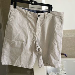 Banana republic men’s waste 36 flat front eight in shorts